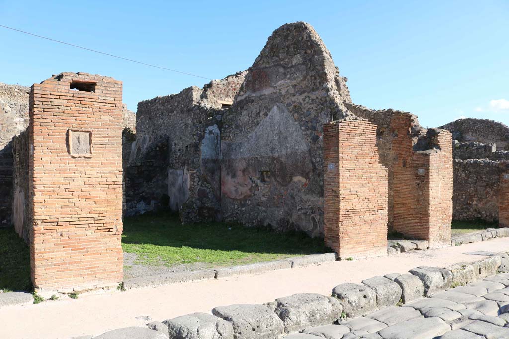 IX.2.7 Pompeii, on left. December 2018.
Looking south on east side of Via Stabiana, with IX.2.8, IX.2.9 on right. Photo courtesy of Aude Durand.