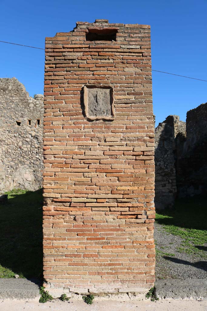 IX.2.6 Pompeii, on left, and IX.2.7, on right. December 2018.
Plaque on pilaster between entrances. Photo courtesy of Aude Durand.