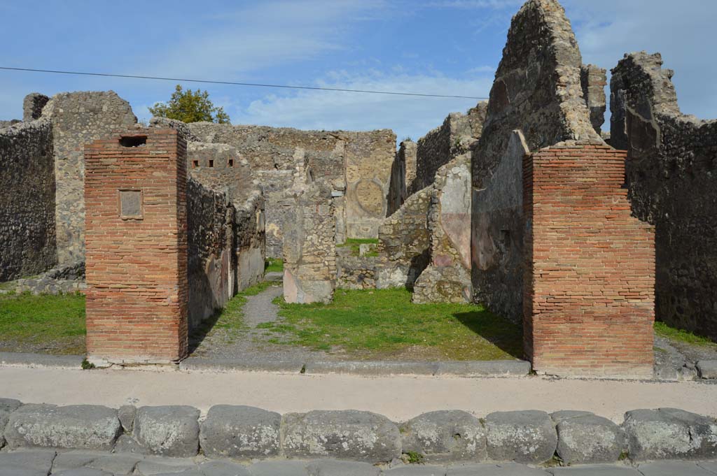 IX.2.7 Pompeii. March 2018. Looking east to entrance doorway.
Foto Taylor Lauritsen, ERC Grant 681269 DÉCOR.