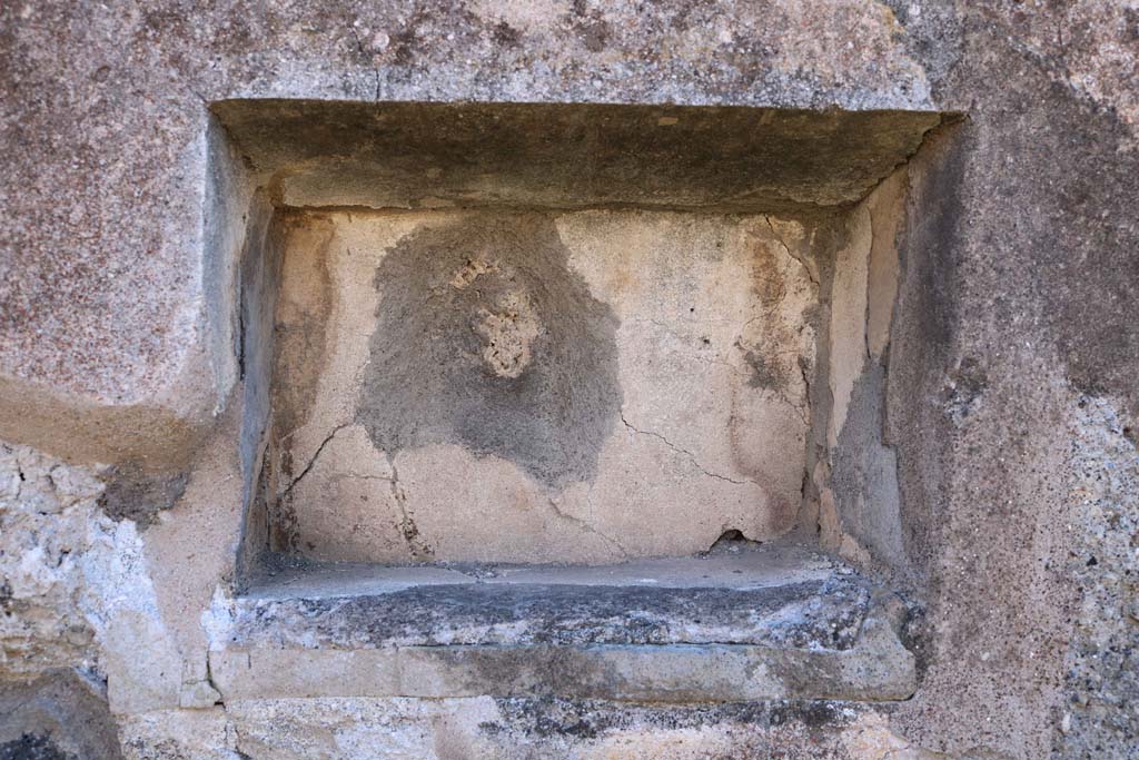 IX.2.7 Pompeii. December 2018. Niche in south wall of shop room. Photo courtesy of Aude Durand.