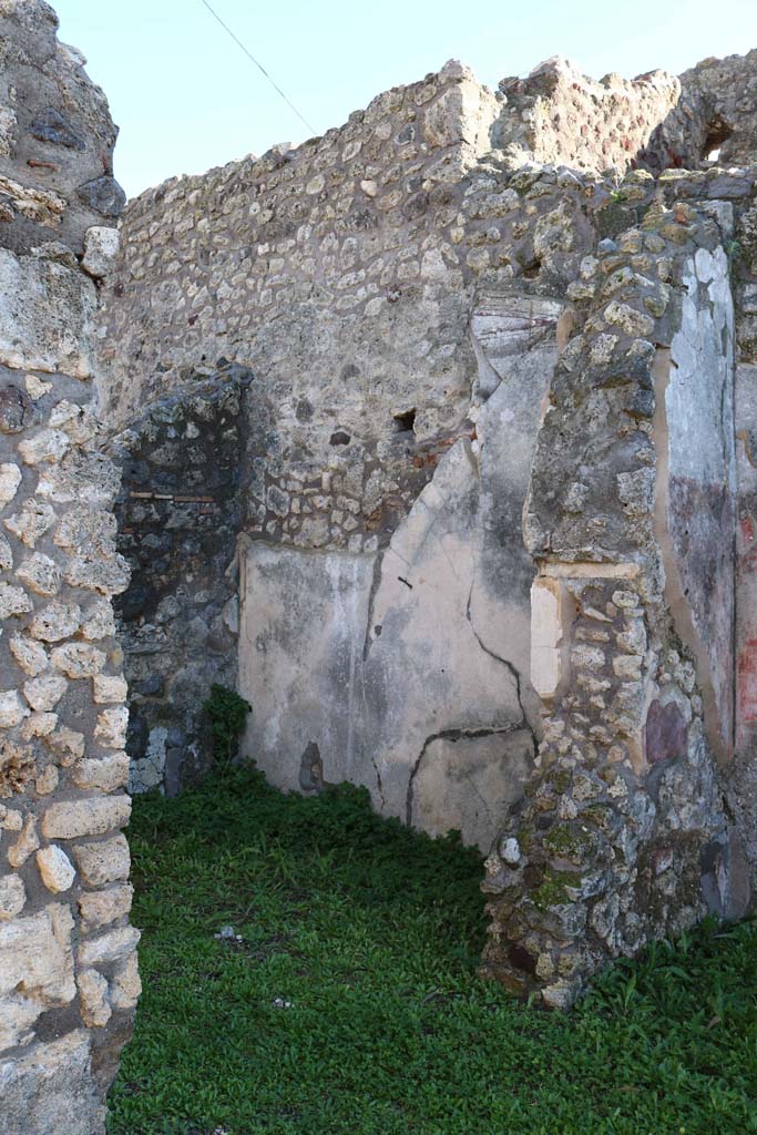 IX.2.7 Pompeii. December 2018.
Looking south-east towards doorway to room (b) at rear of shop-room.
Photo courtesy of Aude Durand.