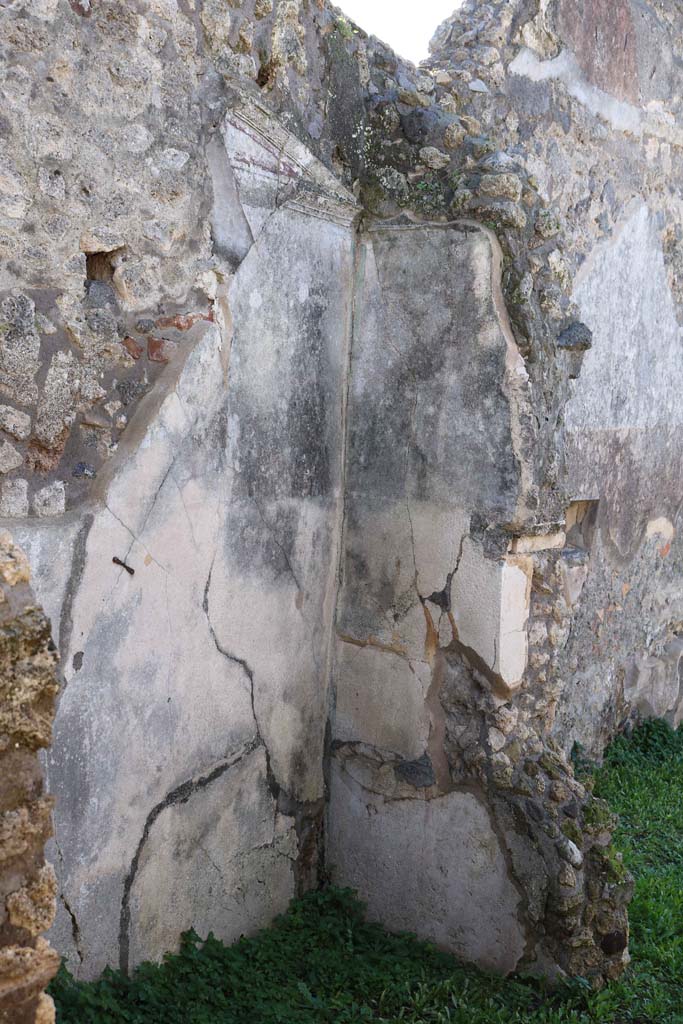 IX.2.7 Pompeii. December 2018.
Room (b), looking to south-west corner, and along south wall with niche in shop-room.
Photo courtesy of Aude Durand.