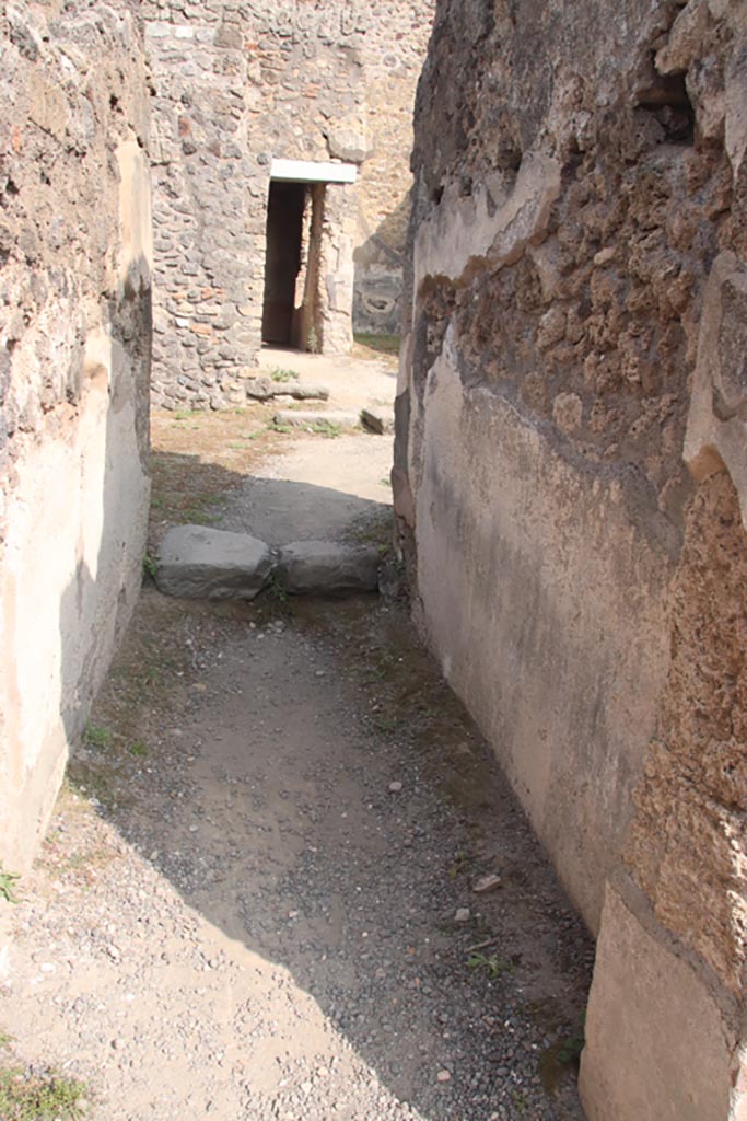 IX.2.7 Pompeii. October 2023.
Looking east along corridor (d) towards rear rooms. Photo courtesy of Klaus Heese.