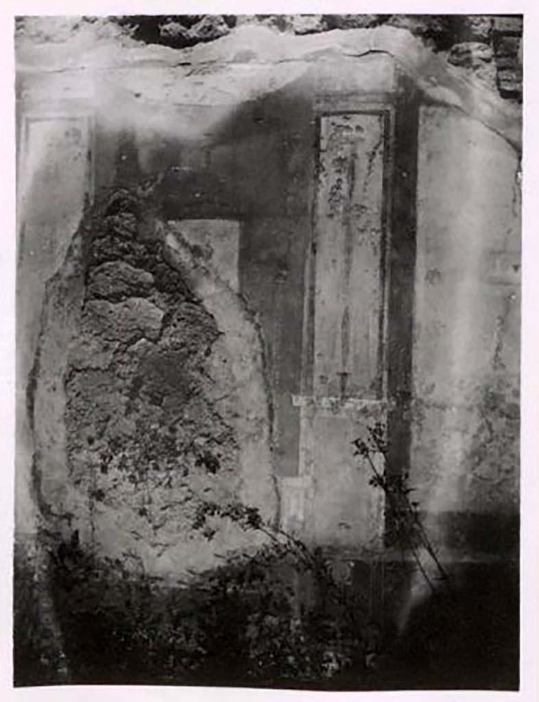 IX.2.7 Pompeii. Pre-1943. Cubiculum (i), wall decoration preserved on north wall. Photo by Tatiana Warscher.
See Warscher, T. Codex Topographicus Pompeianus, IX.2. (1943), Swedish Institute, Rome. (no.22.), p. 50.