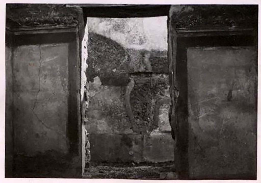 IX.2.7 Pompeii. Pre-1943. Room (i), south wall of the cubiculum, with doorway to garden area (h). Photo by Tatiana Warscher.
See Warscher, T. Codex Topographicus Pompeianus, IX.2. (1943), Swedish Institute, Rome. (no.24.), p. 51.
