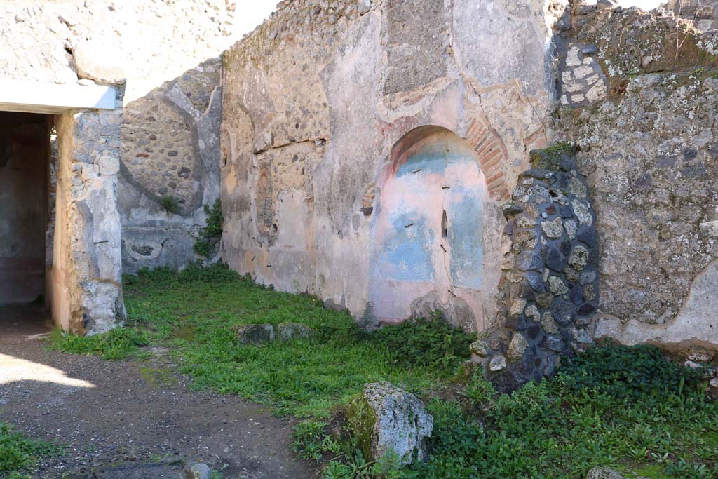 IX.2.7 Pompeii. December 2018
Looking east from atrium area towards doorway to triclinium (k), on left, and garden area (h), on right. Photo courtesy of Aude Durand.