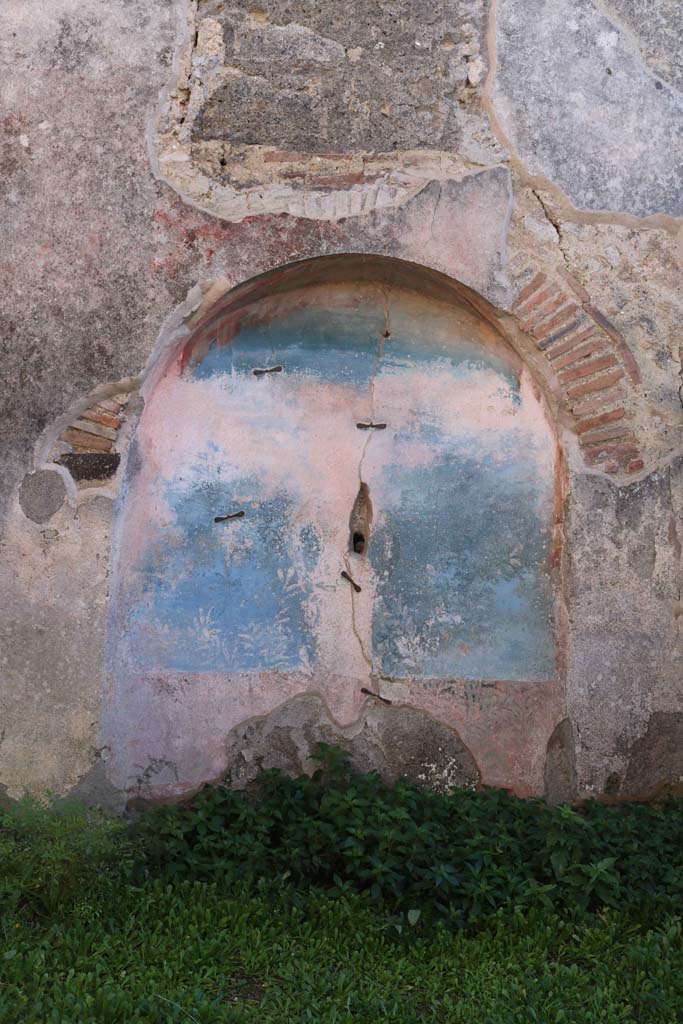 IX.2.7 Pompeii. December 2018.
South wall with arched niche and garden painting. Photo courtesy of Aude Durand.