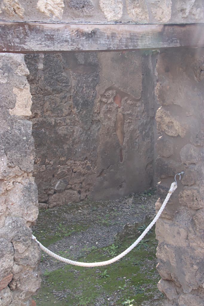 IX.2.7 Pompeii. October 2023.
Doorway in south wall of room (c ) into room (e ). Photo courtesy of Klaus Heese.