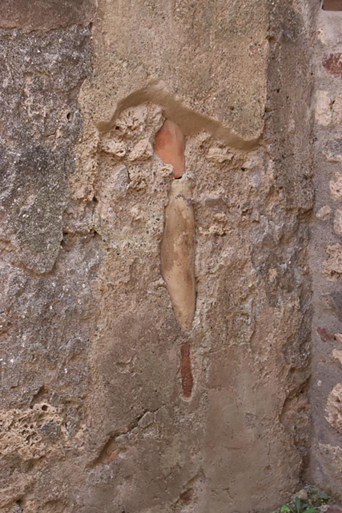 IX.2.7 Pompeii. October 2023.
Room (e ), south wall with downpipe from niche latrine above (for more photos see IX.2.8).
Photo courtesy of Klaus Heese.