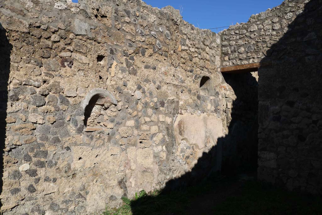 IX.2.11 Pompeii. December 2018.
Looking east along north wall, with two niches, and doorway to rear room. Photo courtesy of Aude Durand.