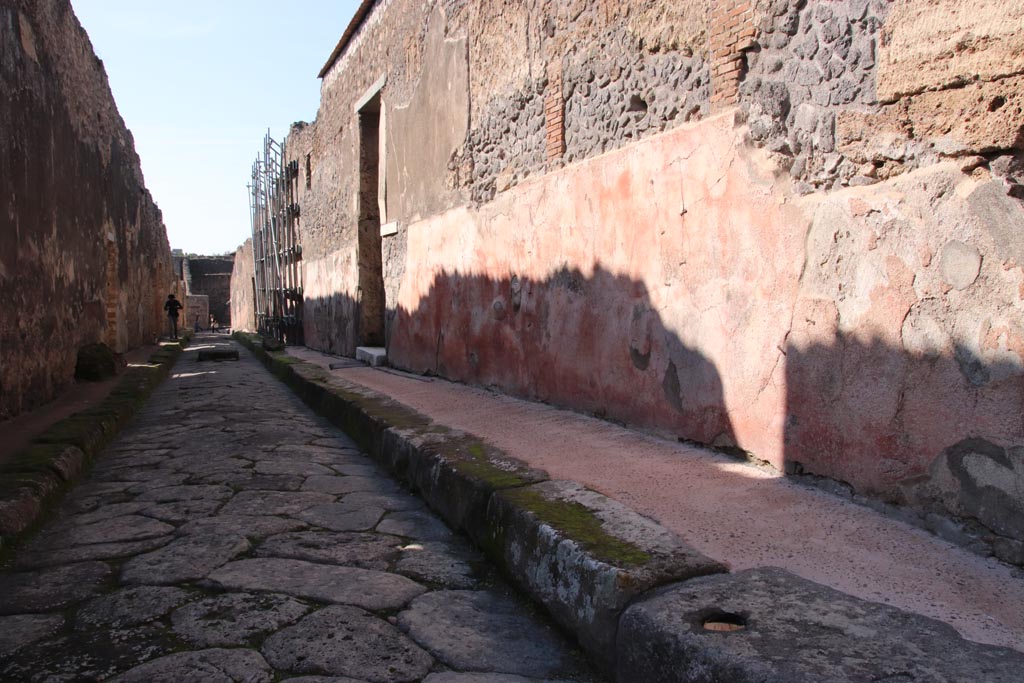 IX.2.16 Pompeii. October 2022. 
Looking west on Vicolo di Balbo towards Via Stabiana, and with entrance doorways IX.2.15 and 16, centre left. 
Photo courtesy of Klaus Heese
