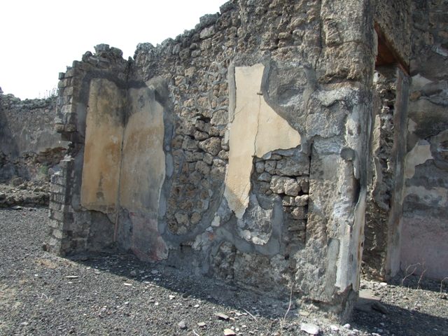 IX.2.18 Pompeii.  May 2005.  Looking west through Tablinum to garden area.