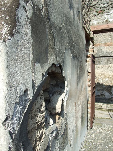IX.2.18 Pompeii. March 2009. Room 1. Impluvium in Atrium. Looking south west.