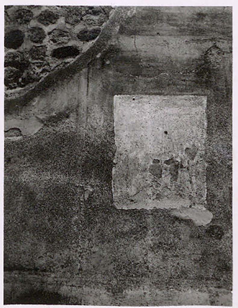 IX.2.21 Pompeii. Pre-1943. Room 3, north wall of ala, remains of wall painting. Photo by Tatiana Warscher.
According to Warscher �
Hardly anything remains on the north wall. Just, on the left, a sitting bowed female figure. On the right, if I am not mistaken, the remains of a standing man. It was not possible to recognise the subject of the painting.
See Warscher, T. Codex Topographicus Pompeianus, IX.2. (1943), Swedish Institute, Rome. (no.124.), p. 210.
