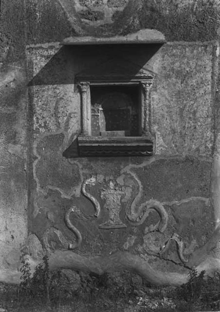 IX.2.21 Pompeii. c.1930s. Room 11, aedicula shrine on south wall.
DAIR 32. 117. Photo � Deutsches Arch�ologisches Institut, Abteilung Rom, Arkiv. 
