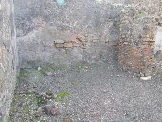 IX.2.21 Pompeii. May 2005. Room 14, remains of plaster on north wall.