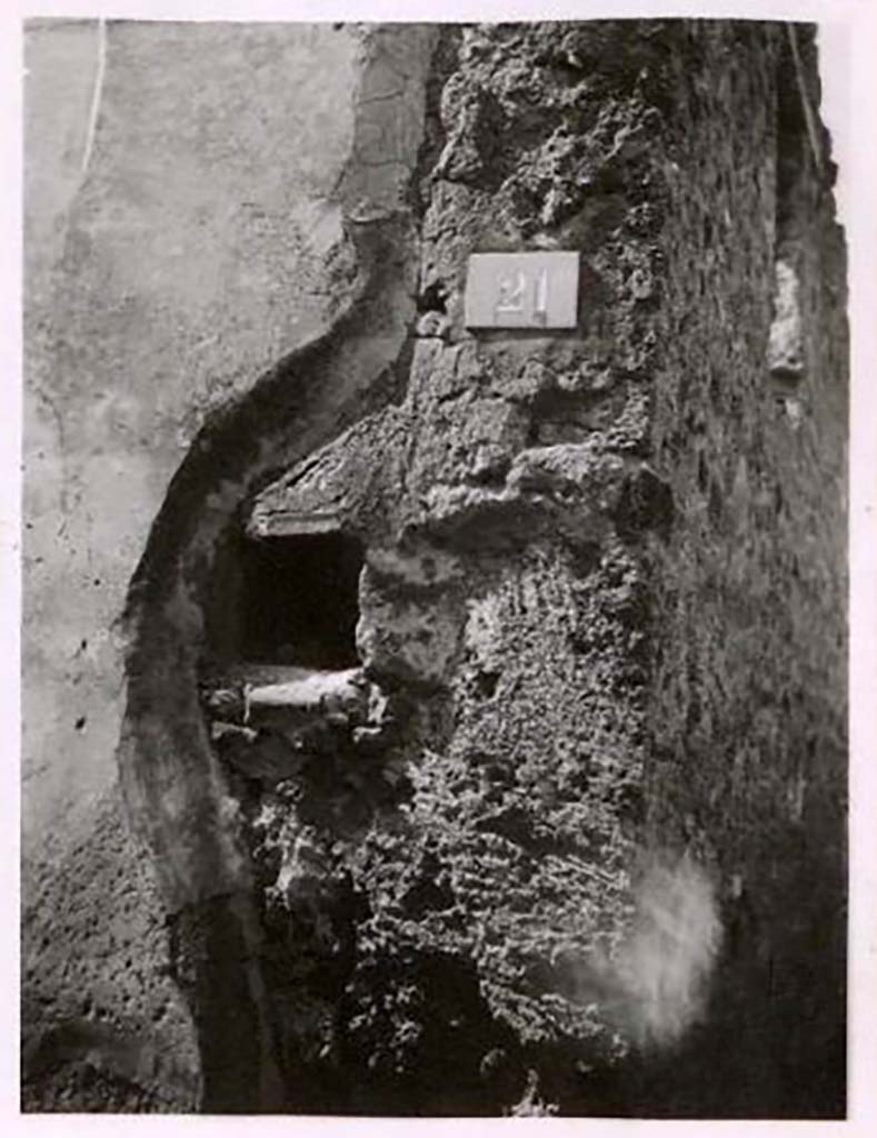 IX.2.21 Pompeii. March 2009. Room 2, south-west corner. According to Boyce, found in this room that Fiorelli described as un cubiculo divenuto Larario, was a square brick base with a depression in its upper surface for a statue base and in front of it was a square brick altar.
See Boyce G. K., 1937. Corpus of the Lararia of Pompeii. Rome: MAAR 14. (p.81, no. 400)