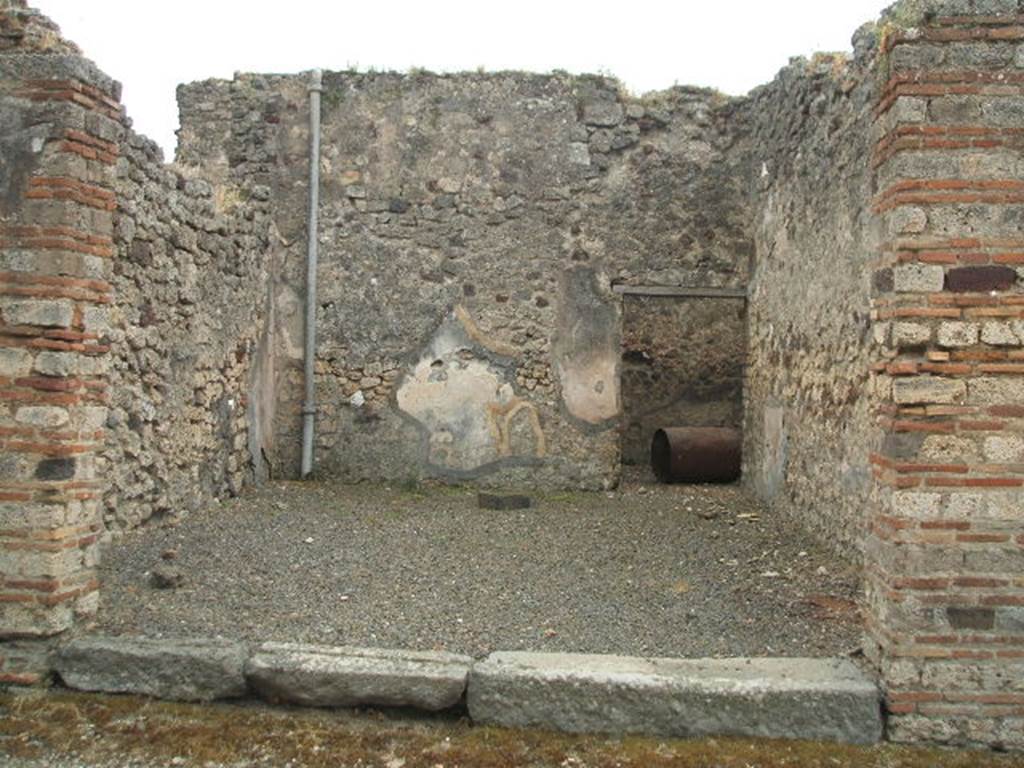 IX.2.22 Pompeii. May 2005. Looking south towards the entrance, and across the shop to the doorway leading to small rear room. On the left at the back would have been the stairs to the upper floor.
See Eschebach, L., 1993. Geb�udeverzeichnis und Stadtplan der antiken Stadt Pompeji. K�ln: B�hlau. (p. 410)
See Pappalardo, U., 2001. La Descrizione di Pompei per Giuseppe Fiorelli (1875). Napoli: Massa Editore. (p.143)
