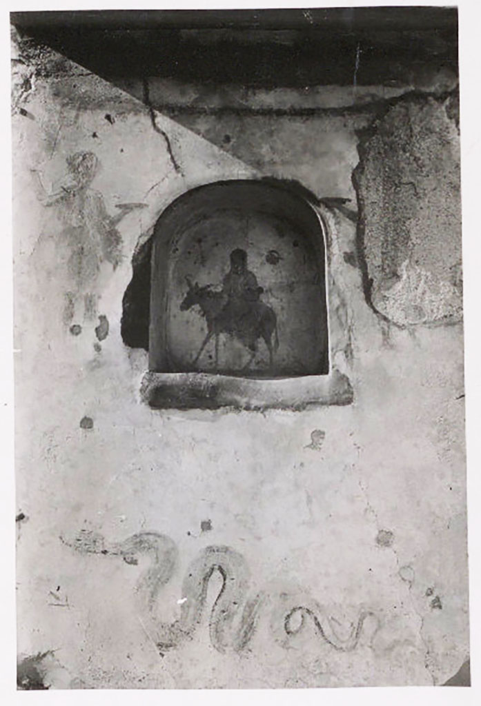 IX.2.24 Pompeii. W.1511. c.1935-1943. West wall of stable, with lararium in niche.
The right-hand Lar seems to have been removed.
Photo by Tatiana Warscher. Photo � Deutsches Arch�ologisches Institut, Abteilung Rom, Arkiv. 
See Warscher, T. Codex Topographicus Pompeianus, IX.2. (1943), Swedish Institute, Rome. (no.125.), p. 216.
