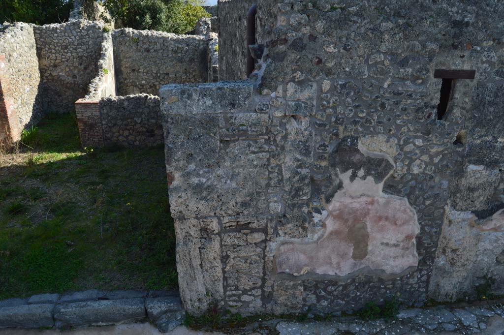 IX.2.25 Pompeii. March 2019. 
Looking south through entrance doorway, on left, across west side of IX.2.25 towards the triclinium room on east side of atrium in IX.2.26.
Foto Taylor Lauritsen, ERC Grant 681269 D�COR.
