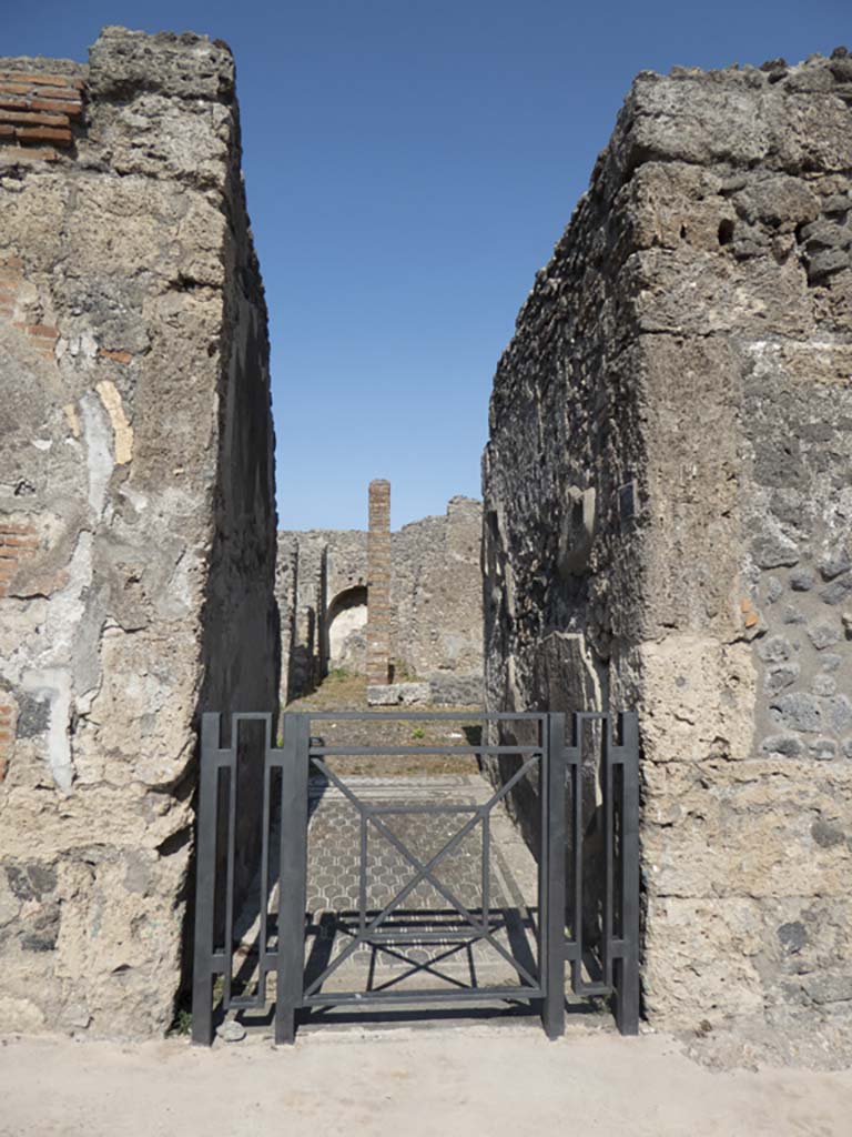 IX.3.2 Pompeii. September 2017. Looking east to entrance doorway.
Foto Annette Haug, ERC Grant 681269 DÉCOR.