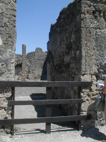 IX.3.2 Pompeii. May 2005. Looking east across the dye shop.