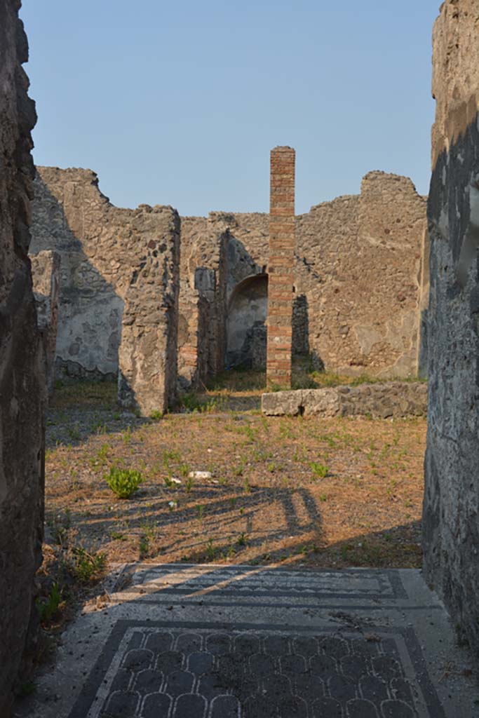 IX.3.2 Pompeii. July 2017.
Looking east across the dye shop (former atrium) from entrance corridor.
Foto Annette Haug, ERC Grant 681269 DÉCOR.