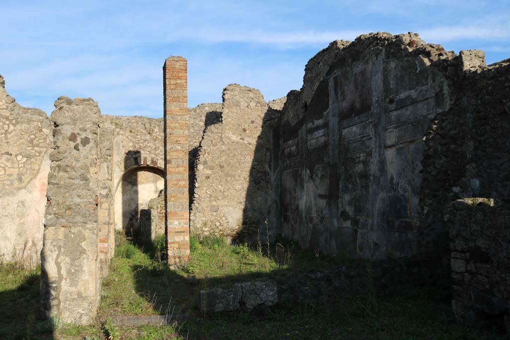 IX.3.2 Pompeii. December 2018. Looking east to garden area.
The pillar originally supported a two-sided portico on the north and west sides. Photo courtesy of Aude Durand.