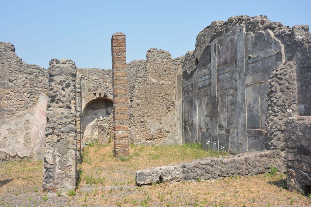 IX.3.2 Pompeii. July 2017. Looking east to garden area.
The pillar originally supported a two-sided portico on the north and west sides.
Foto Annette Haug, ERC Grant 681269 DÉCOR.