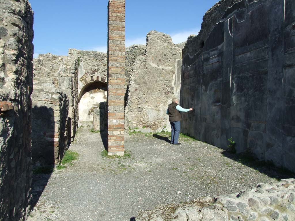IX.3.2 Pompeii. March 2009.
Garden area. Looking east. The pillar originally supported a two-sided portico on the north and west sides.