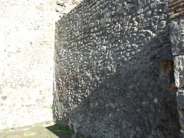 IX.3.4 Pompeii. May 2005. North-east corner of shop.