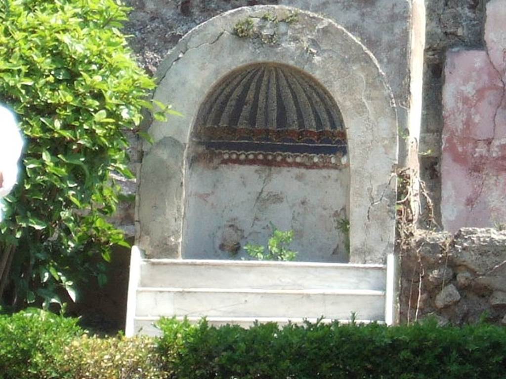IX.3.5 Pompeii. May 2006. Aedicula decorated with mosaics and shells with a fountain above a small staircase of white marble.