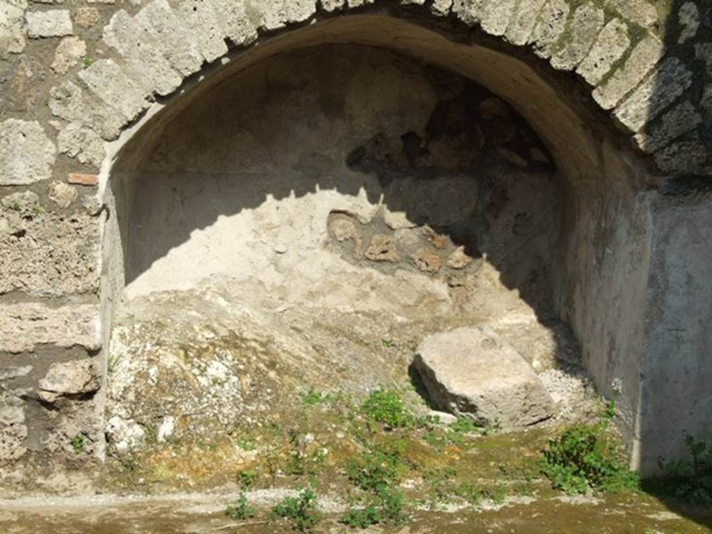 IX.3.5 Pompeii. March 2009. Room 27. Arched recess under stairs on east wall.