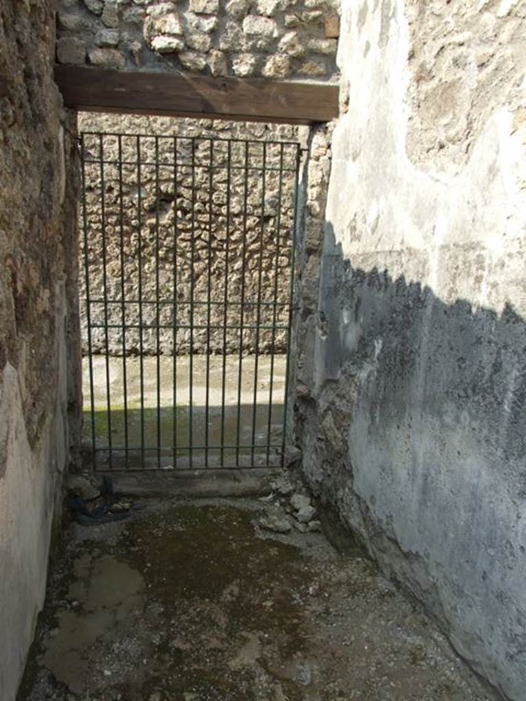 IX.3.5 Pompeii. March 2009. Fauces, room 28 showing interior of entrance corridor at IX.3.24