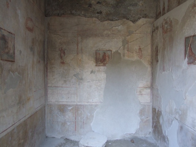 IX.3.5 Pompeii. March 2009. Room 16, painted mask from upper area of centre of east wall. 