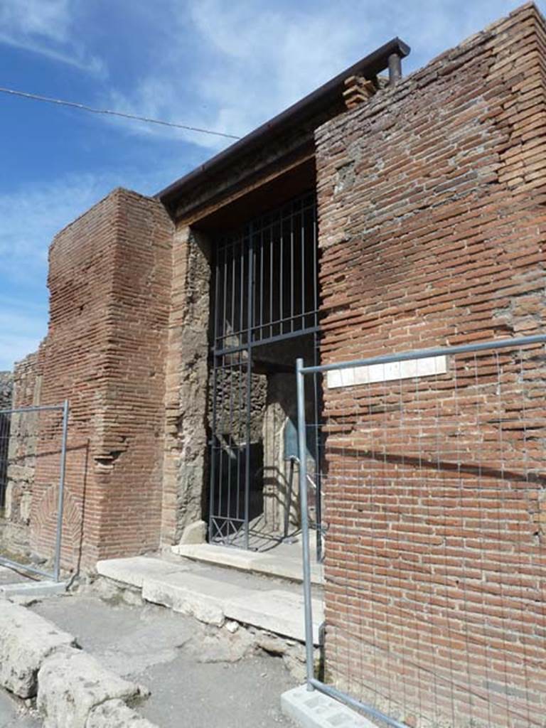 IX.3.5 Pompeii. September 2015. Looking north to entrance doorway on Via Stabiana.