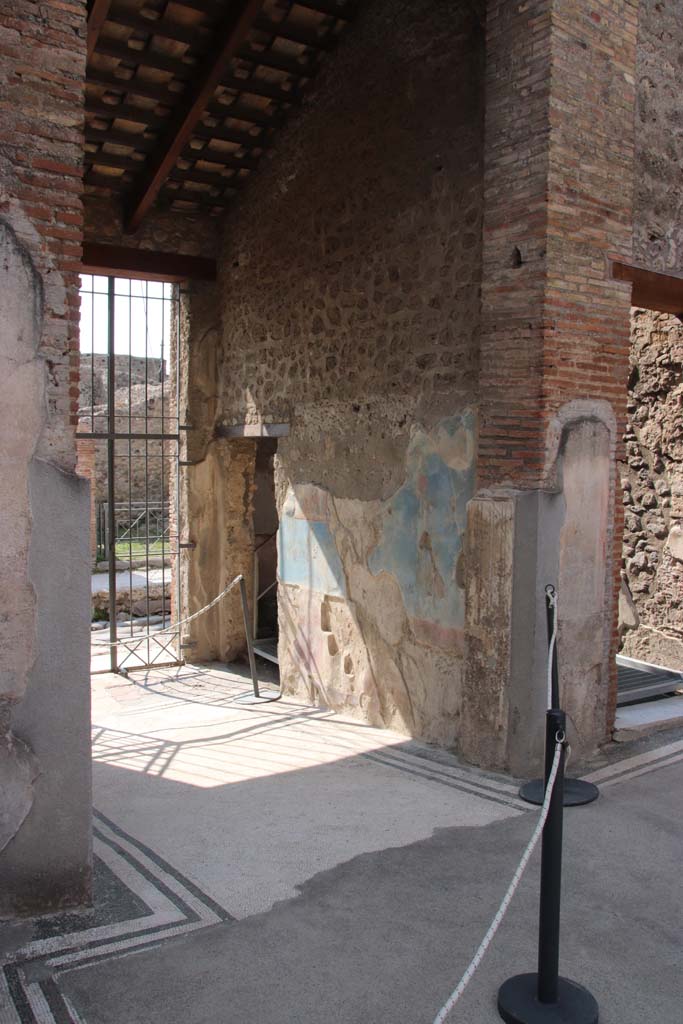 IX.3.5 Pompeii. September 2017.
Looking towards north wall of entrance corridor/fauces, and doorway to room 2, on right.
Photo courtesy of Klaus Heese.