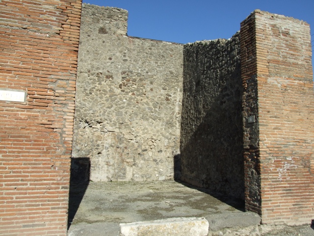 IX.3.6 Pompeii. May 2005. Shop. Entrance.