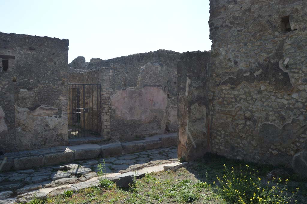 IX.3.14 Pompeii. October 2017.
Looking south from shop-room towards entrance doorway, with doorway to IX.2.26 on opposite side of roadway.
Foto Taylor Lauritsen, ERC Grant 681269 DÉCOR.
