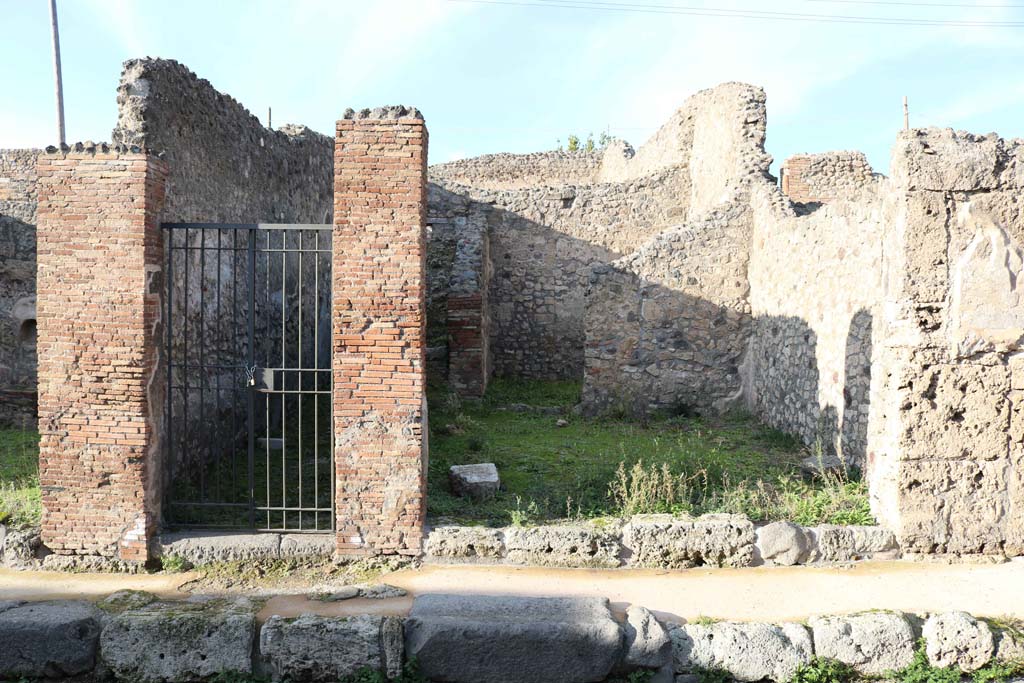 IX.3.15 Pompeii, on left, and IX.3.16, on right. December 2018.
Looking north to entrance doorways, Photo courtesy of Aude Durand.