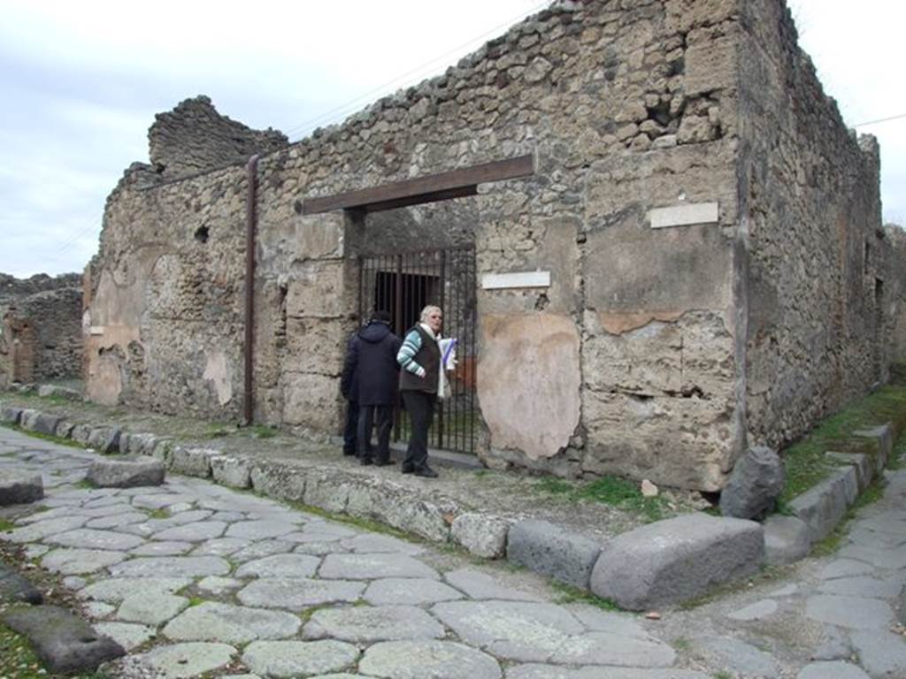 IX.3.19 Pompeii. May 2005. Entrance. Found on the wall on the right side of the entrance doorway was the graffito
Herennium  et  Suettium  aed(iles)
Statia  rog(at)    [CIL IV 3683]   
See Della Corte, as above.

