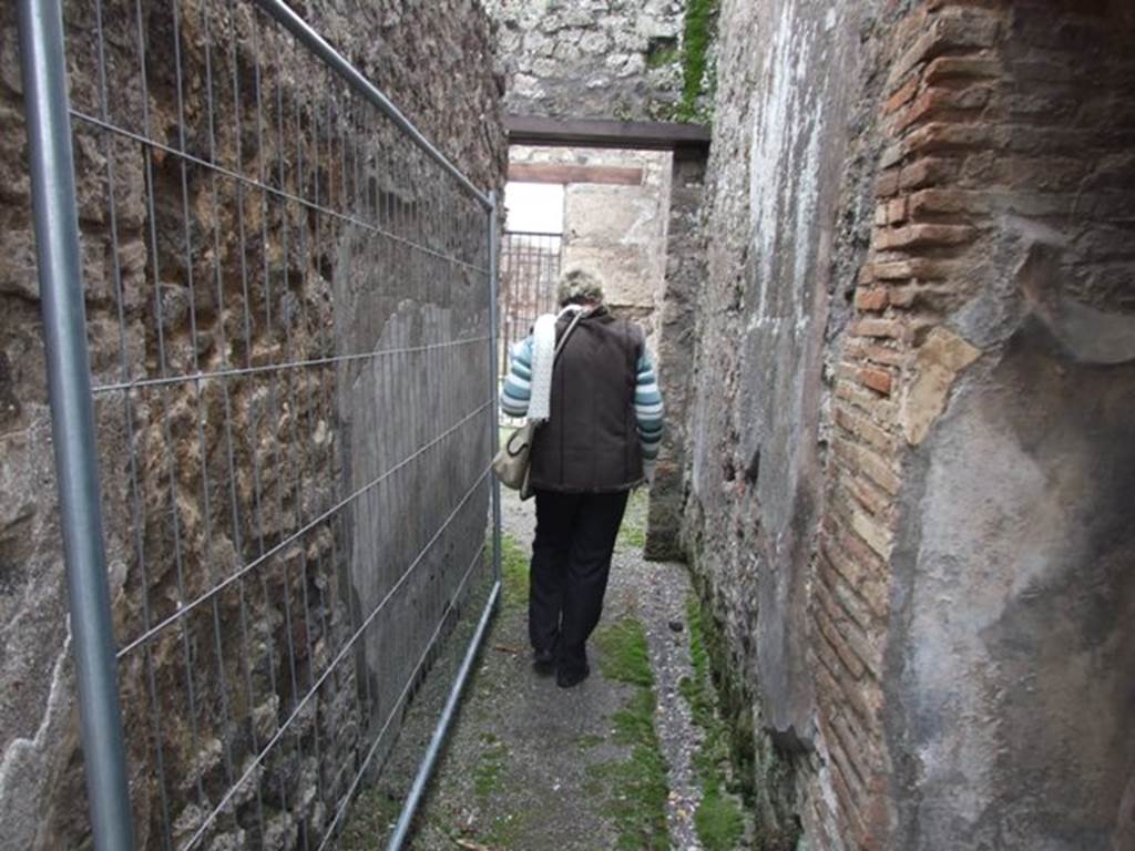 IX.3.19. Taberna T. Genialis. December 2007.  Room 10.  Looking south through entrance doorway.