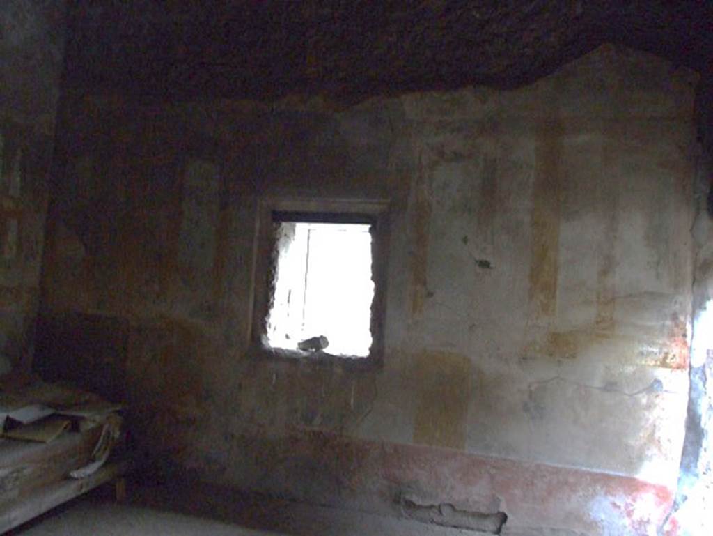IX.3.19 Pompeii. December 2007. Room 11, north wall, with window of oecus/triclinium overlooking bakery.
In the south wall was another window giving light to one of the other tricliniums.