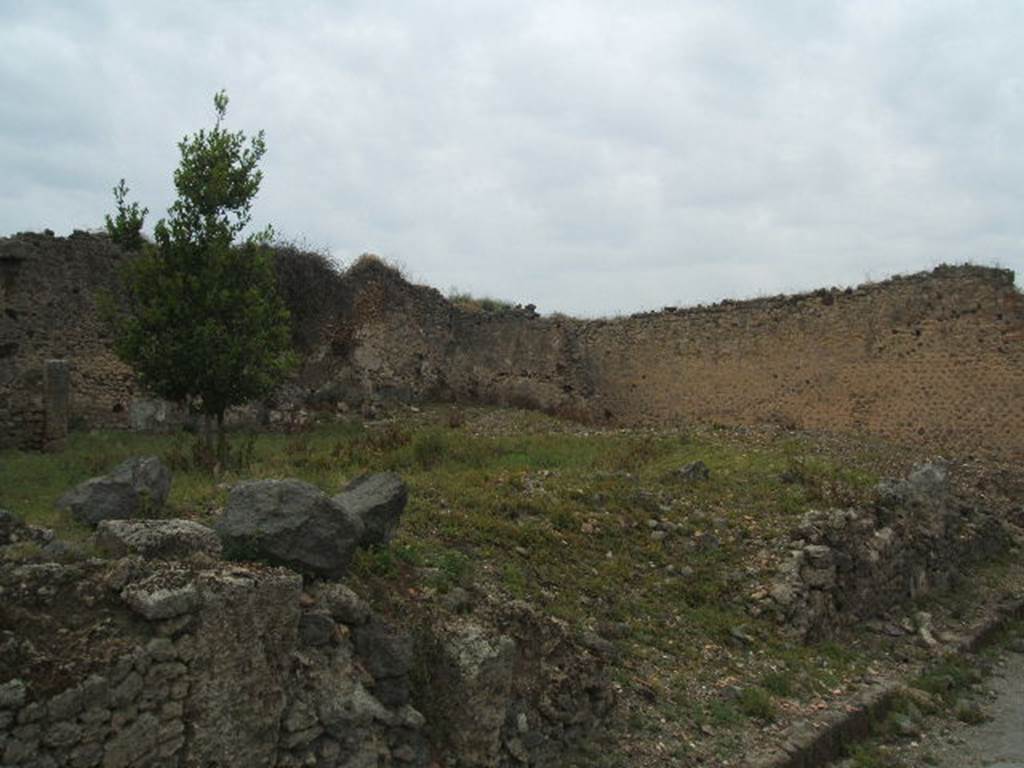 IX.3.21 Pompeii. May 2005. Looking north-west across site from Vicolo di Tesmo. According to Fiorelli, at the time of the eruption IX.3.21/22 was in useas a store of stone and brick materials from demolished houses. See Pappalardo, U., 2001. La Descrizione di Pompei per Giuseppe Fiorelli (1875). Napoli: Massa Editore. (p.147)