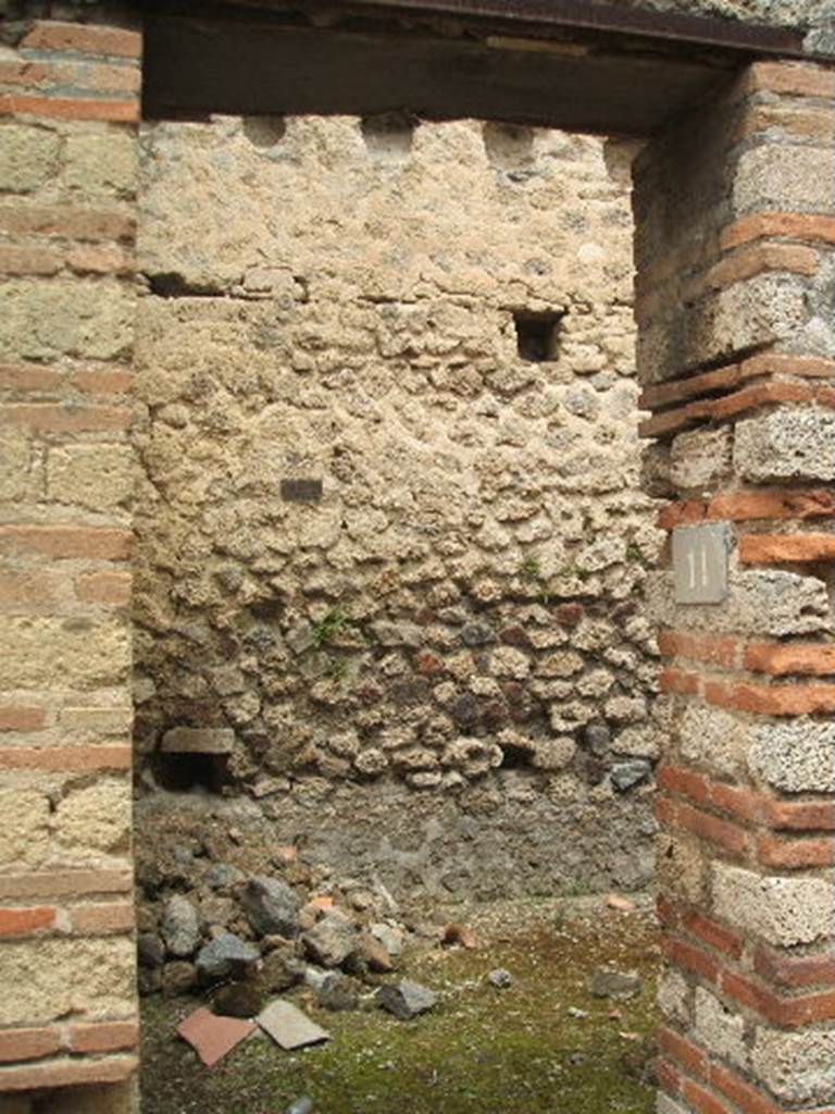 IX.4.11 Pompeii. May 2005. Entrance to room with three doorways.
Looking north into room �w�, through doorway at western end. 


