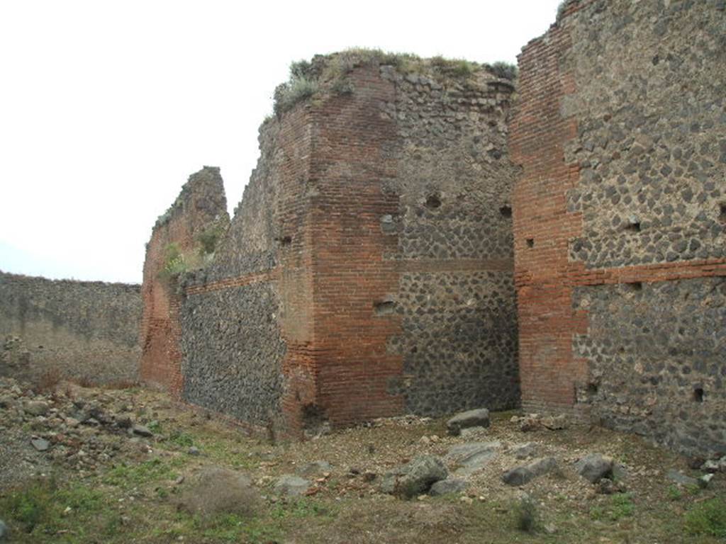 IX.4.16 Pompeii. May 2005. Looking south-west along open area “u” towards service area “t”. Laconicum “r” is in the centre.