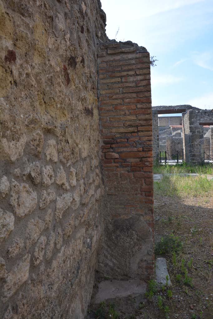 IX.5.2 Pompeii. May 2017. 
Room �L�, west side, looking north to pilaster separating from room �k�.
Foto Christian Beck, ERC Grant 681269 D�COR.
