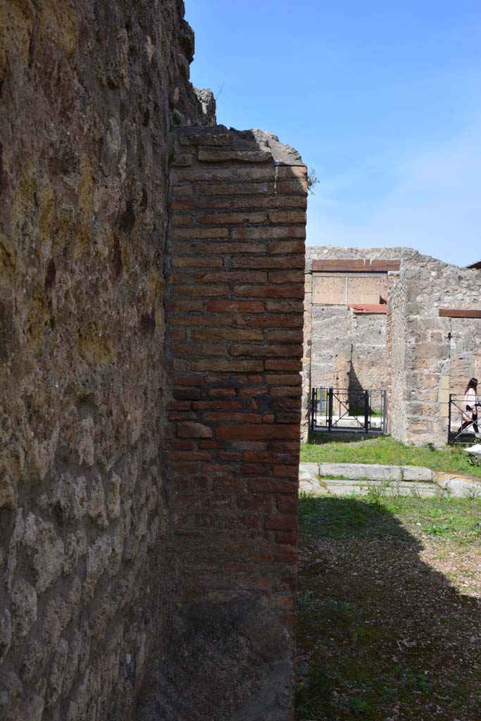 IX.5.2 Pompeii. March 2017. Room �L�, west side, looking north to pilaster separating from room �k�.
Foto Christian Beck, ERC Grant 681269 D�COR.
