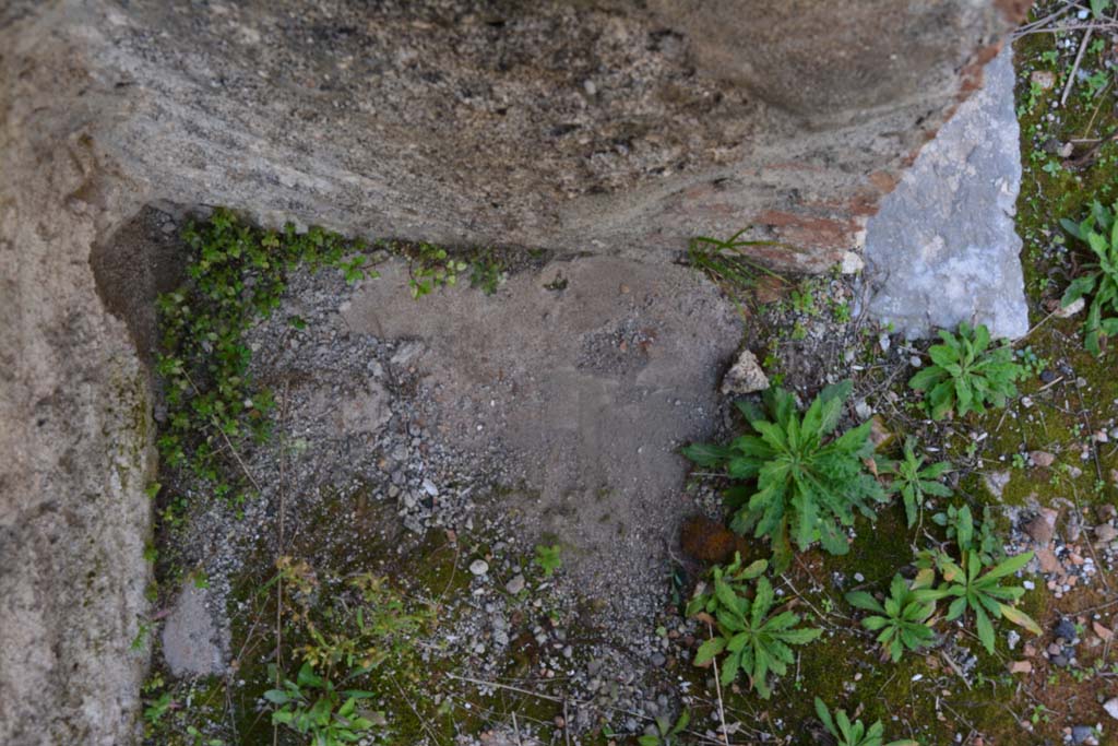 IX.5.2 Pompeii. March 2017. Room �L�, remaining flooring near west wall.
Foto Christian Beck, ERC Grant 681269 D�COR.

