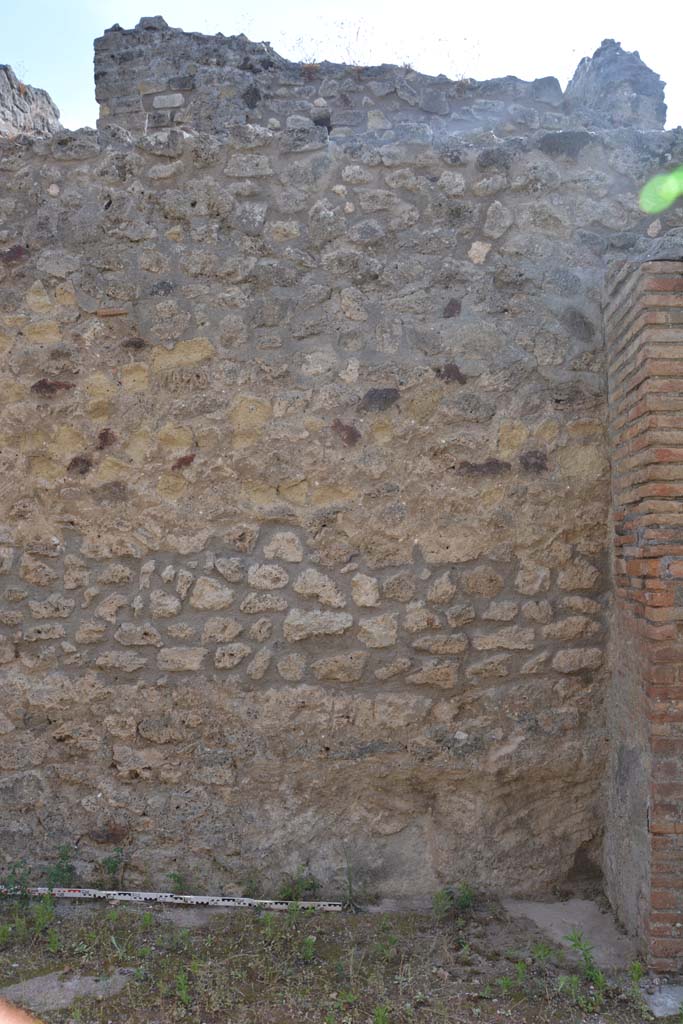 IX.5.2 Pompeii. May 2017. 
Room �L�, west wall at north end, with pilaster separating from room �k�, on right.
Foto Christian Beck, ERC Grant 681269 D�COR.

